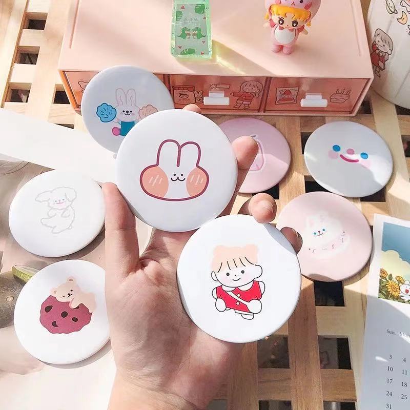 ภาพเพิ่มเติมของ (1 บาท 1 ชิ้น) กระจกลายใหม่ กระจกพกพา น่ารักน่าใช้ น้ำหนักเบา พกพาง่าย ลายน่ารักสดใส กระจกแบบพกพา ส่งคละสี