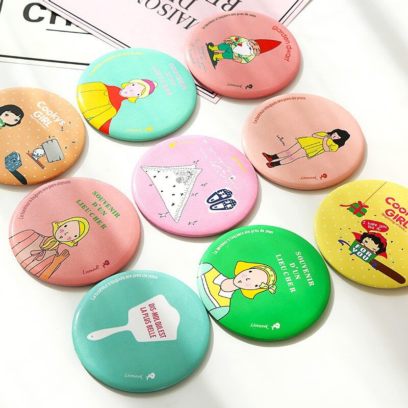 ภาพเพิ่มเติมของ (1 บาท 1 ชิ้น) กระจกลายใหม่ กระจกพกพา น่ารักน่าใช้ น้ำหนักเบา พกพาง่าย ลายน่ารักสดใส กระจกแบบพกพา ส่งคละสี