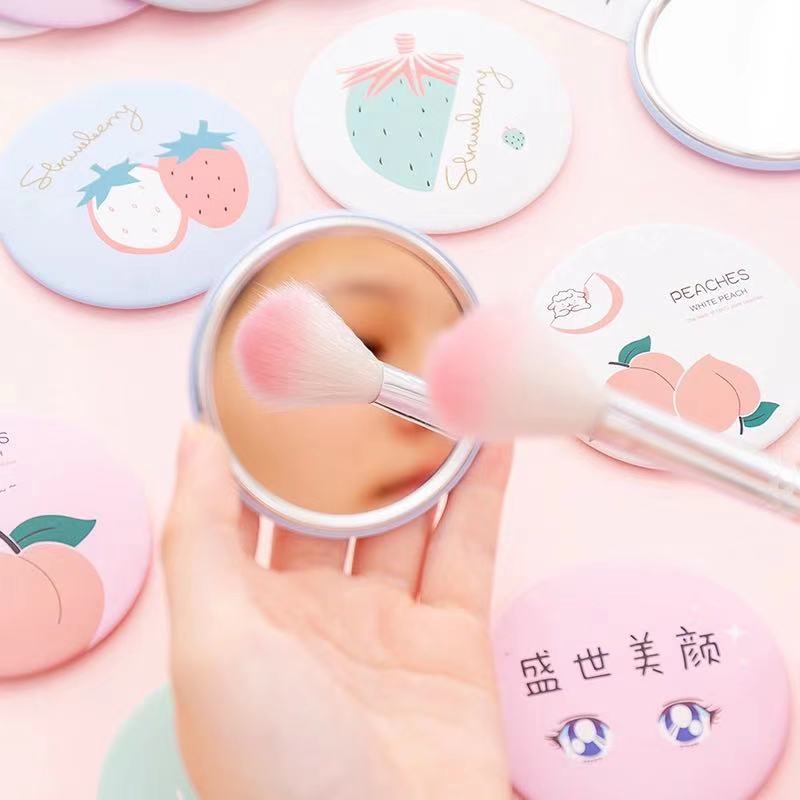 ภาพเพิ่มเติมของ (1 บาท 1 ชิ้น) กระจกลายใหม่ กระจกพกพา น่ารักน่าใช้ น้ำหนักเบา พกพาง่าย ลายน่ารักสดใส กระจกแบบพกพา ส่งคละสี