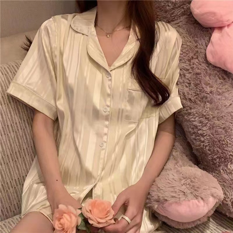 ภาพเพิ่มเติมของ 🌸พร้อมส่ง🌸ชุดนอนผ้าไหมน้ำแข็ง ชุดนอนผ้าซาติน ลายต่างๆ กางเกงขาสั้นแขนสั้น M-2XL พิมพ์ลายโมโนแกรมชุดนอนแฟชั่นสตรี