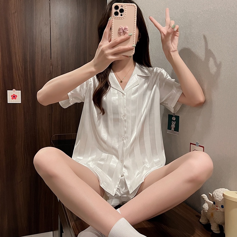 ภาพเพิ่มเติมของ 🌸พร้อมส่ง🌸ชุดนอนผ้าไหมน้ำแข็ง ชุดนอนผ้าซาติน ลายต่างๆ กางเกงขาสั้นแขนสั้น M-2XL พิมพ์ลายโมโนแกรมชุดนอนแฟชั่นสตรี