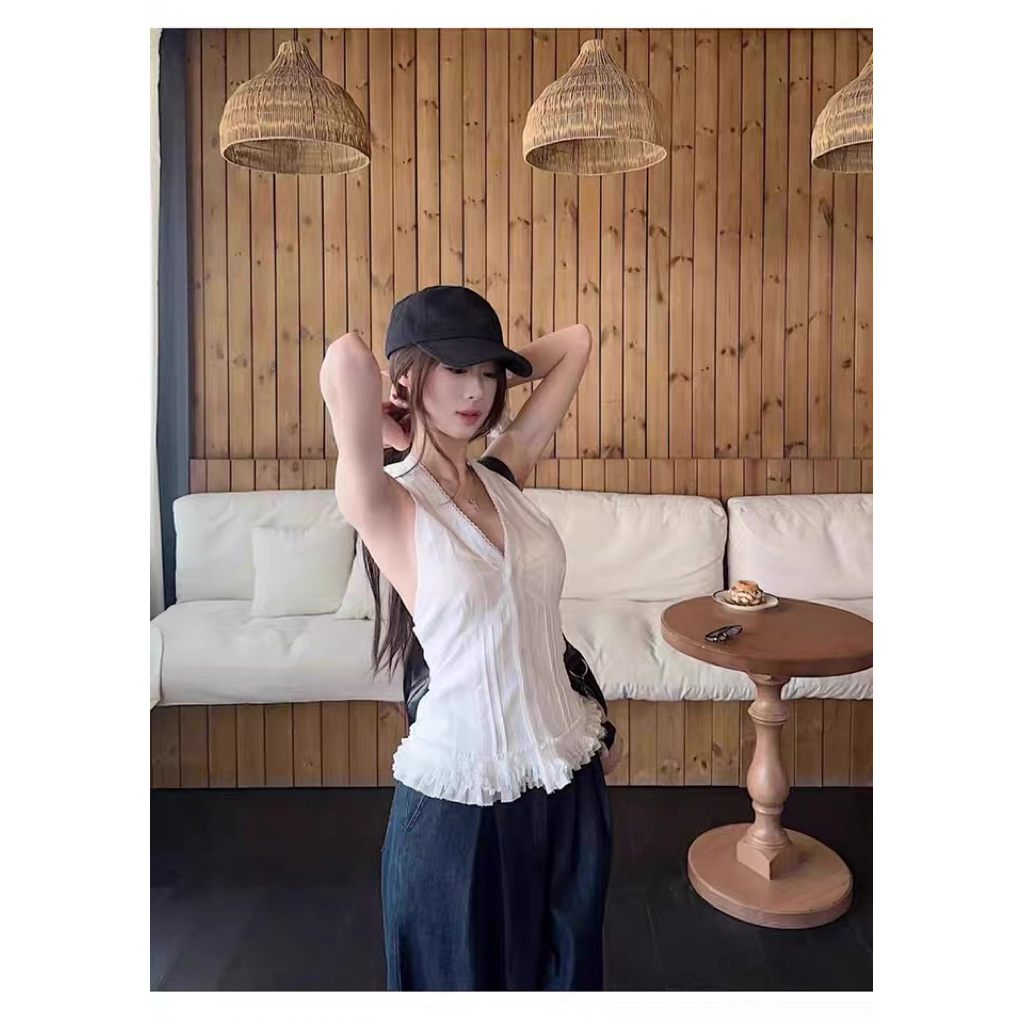 ภาพเพิ่มเติมของ STR พร้อมส่ง🍧✨เสื้อคล้องคอลแต่งลูกไม้สีขาว คอวี โชว์หลัง เสื้อครอปทรงรัดรูป มีกระดุม สไตล์ฝรั่งเศส เซ็กซี่แฟชั่นผู้หญิง