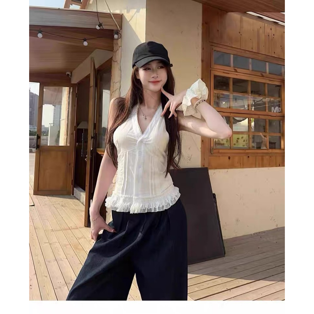 ภาพเพิ่มเติมของ STR พร้อมส่ง🍧✨เสื้อคล้องคอลแต่งลูกไม้สีขาว คอวี โชว์หลัง เสื้อครอปทรงรัดรูป มีกระดุม สไตล์ฝรั่งเศส เซ็กซี่แฟชั่นผู้หญิง