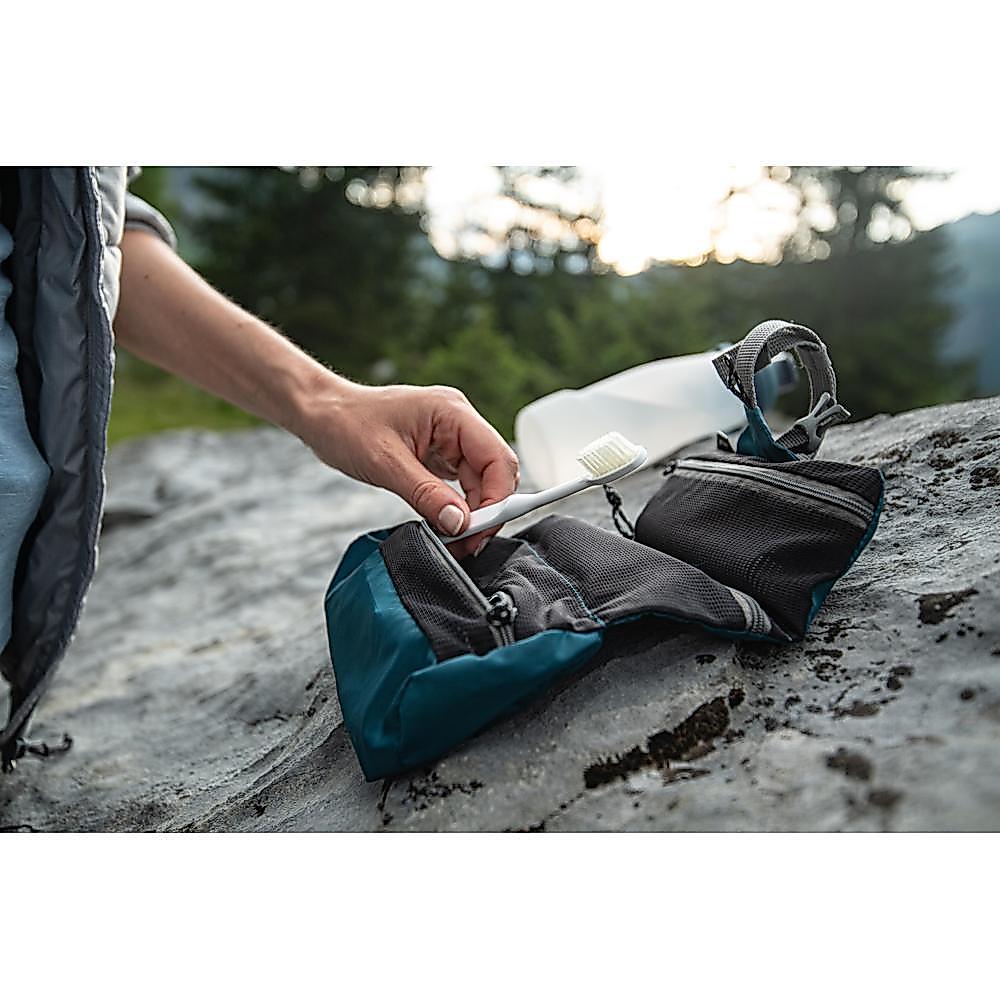 ภาพเพิ่มเติมของ Decathlon Ultra Light And Compact Toiletry Bag กระเป๋าใส่อุปกรณ์อาบน้ำแบบพับได้น้ำหนักเบาเป็นพิเศษสำหรับเทรคกิ้ง - Blue