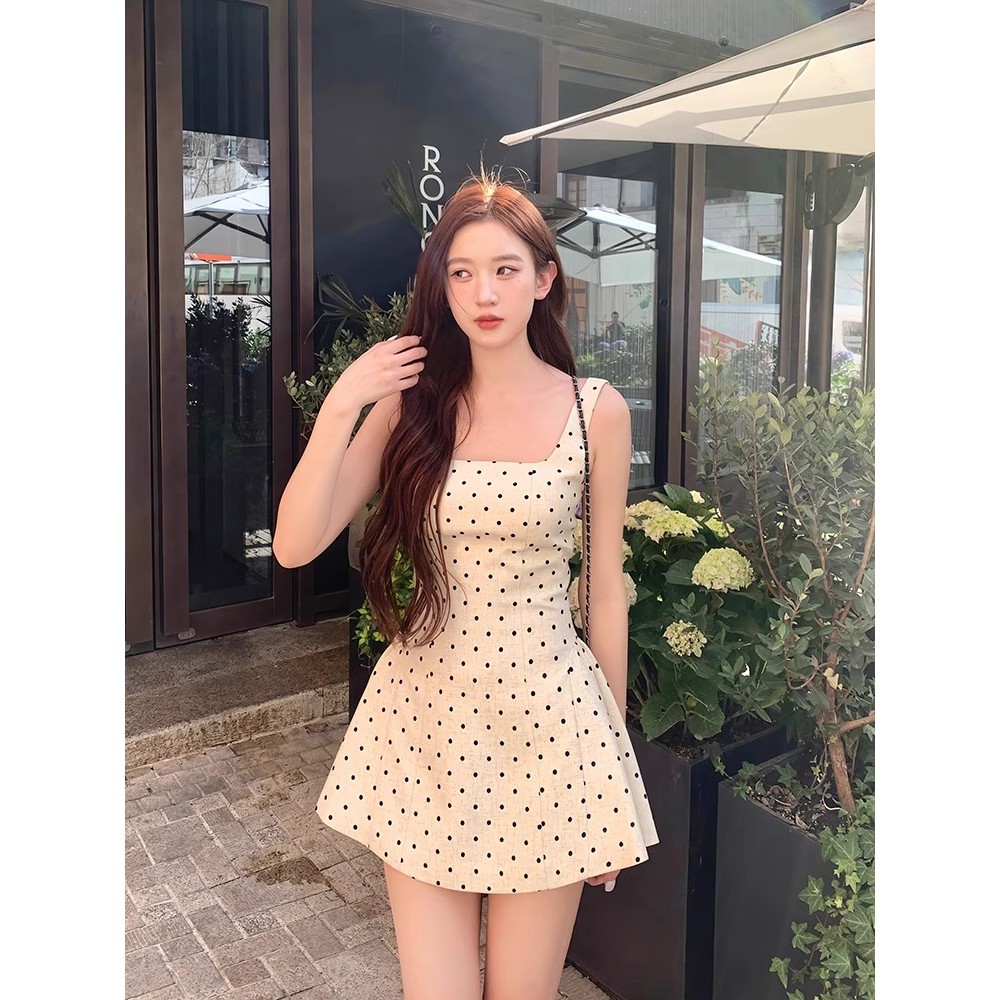 ภาพเพิ่มเติมของ ชุดเดรสคอเหลี่ยมลายจุดสีแอปริคอต Miu สำหรับผู้หญิงในฤดูร้อน กระโปรงสั้นเอวยางยืดสไตล์ฝรั่งเศส