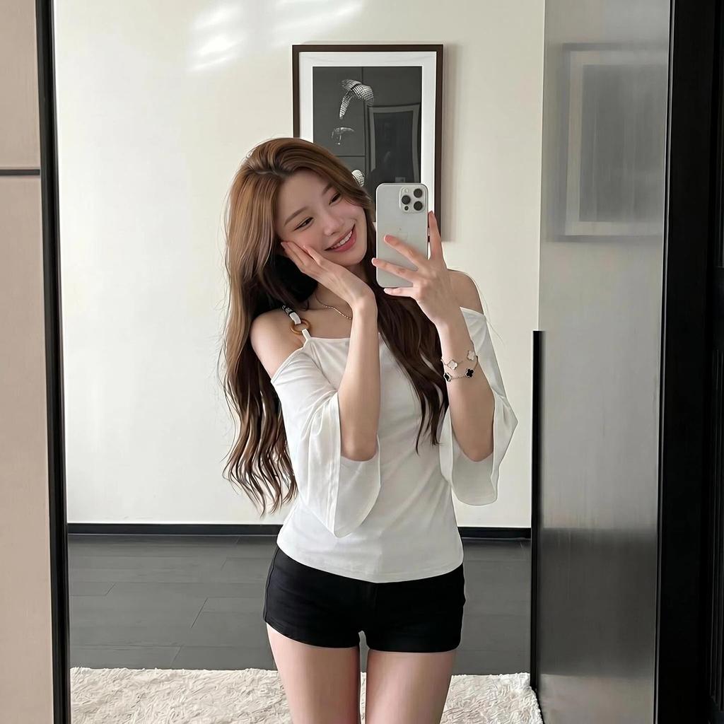 ภาพเพิ่มเติมของ MUDO เสื้อไหล่เอียงแขนค้างคาว ดีไซน์ลูกปัดอสมมาตร กระชับรูปดูผอม ใส่สบาย #1032
