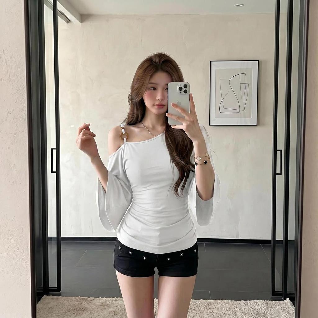 ภาพเพิ่มเติมของ MUDO เสื้อไหล่เอียงแขนค้างคาว ดีไซน์ลูกปัดอสมมาตร กระชับรูปดูผอม ใส่สบาย #1032