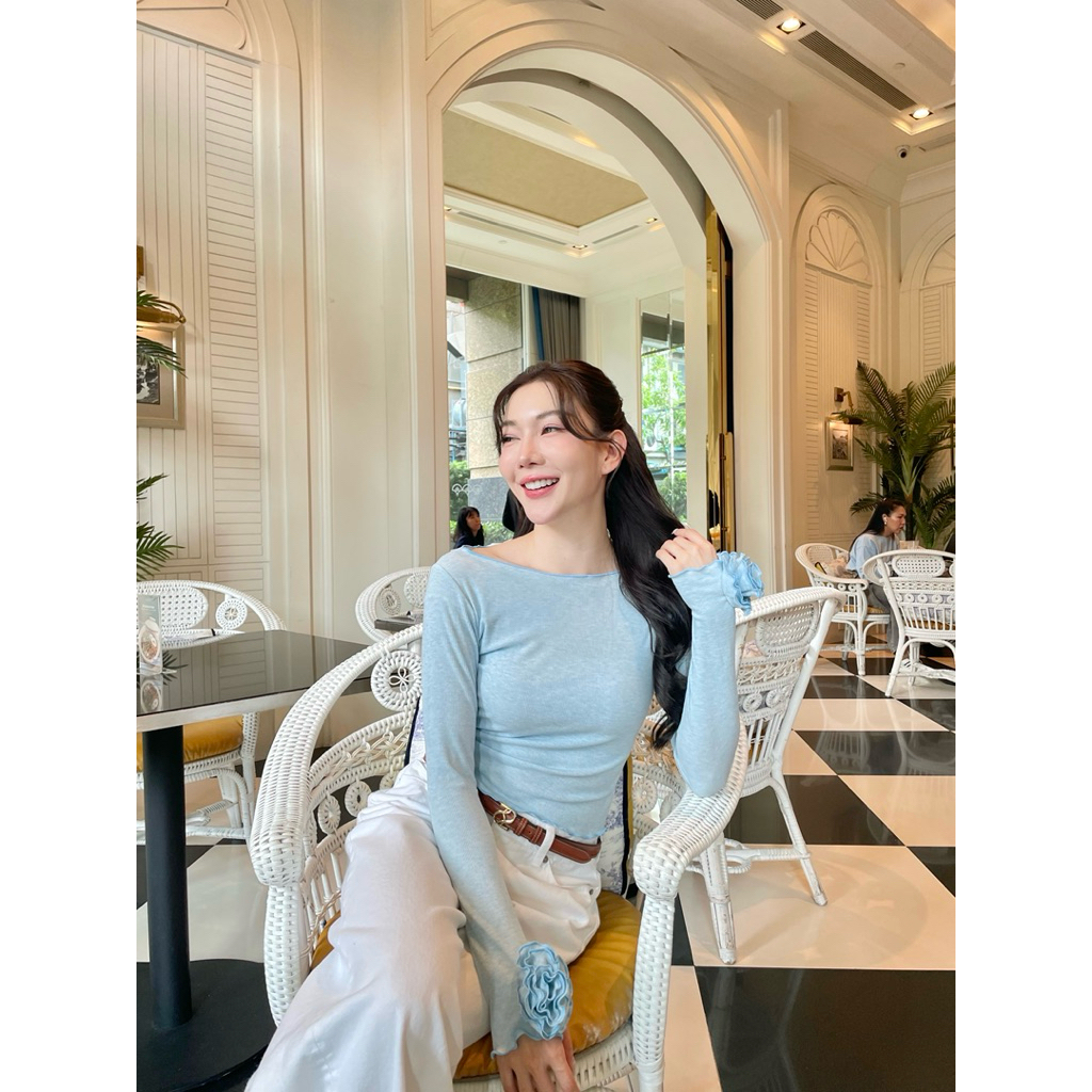 ภาพเพิ่มเติมของ NO.609 Camellia Top เสื้อยืดผ้าร่องแขนยาวแต่งดอกคาลิเลีย