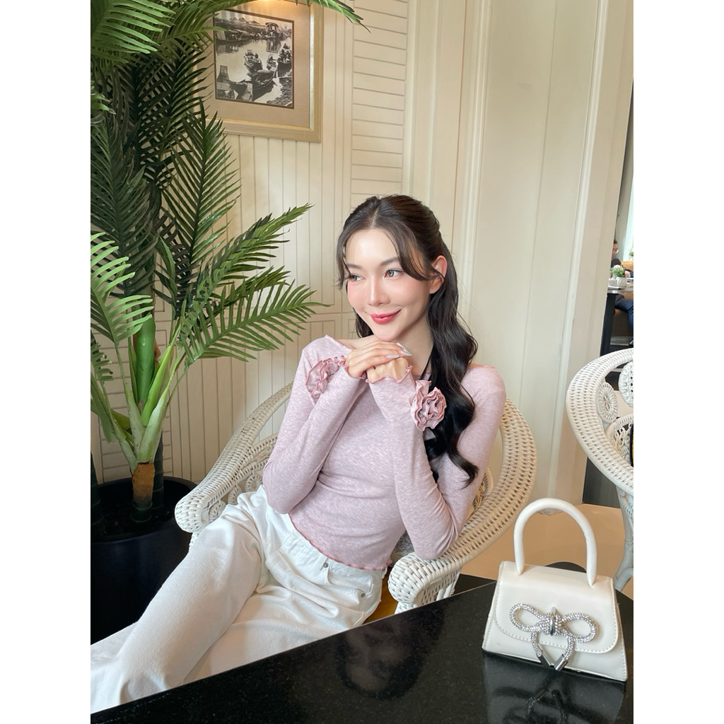 ภาพเพิ่มเติมของ NO.609 Camellia Top เสื้อยืดผ้าร่องแขนยาวแต่งดอกคาลิเลีย