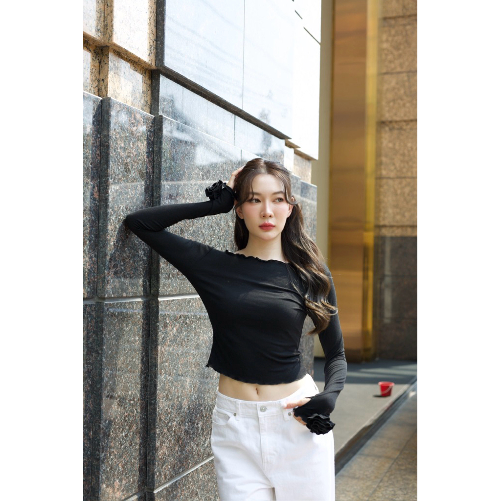 ภาพเพิ่มเติมของ NO.609 Camellia Top เสื้อยืดผ้าร่องแขนยาวแต่งดอกคาลิเลีย
