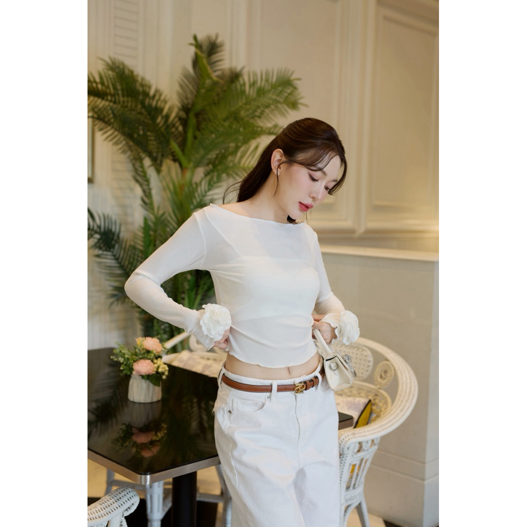 ภาพเพิ่มเติมของ NO.609 Camellia Top เสื้อยืดผ้าร่องแขนยาวแต่งดอกคาลิเลีย