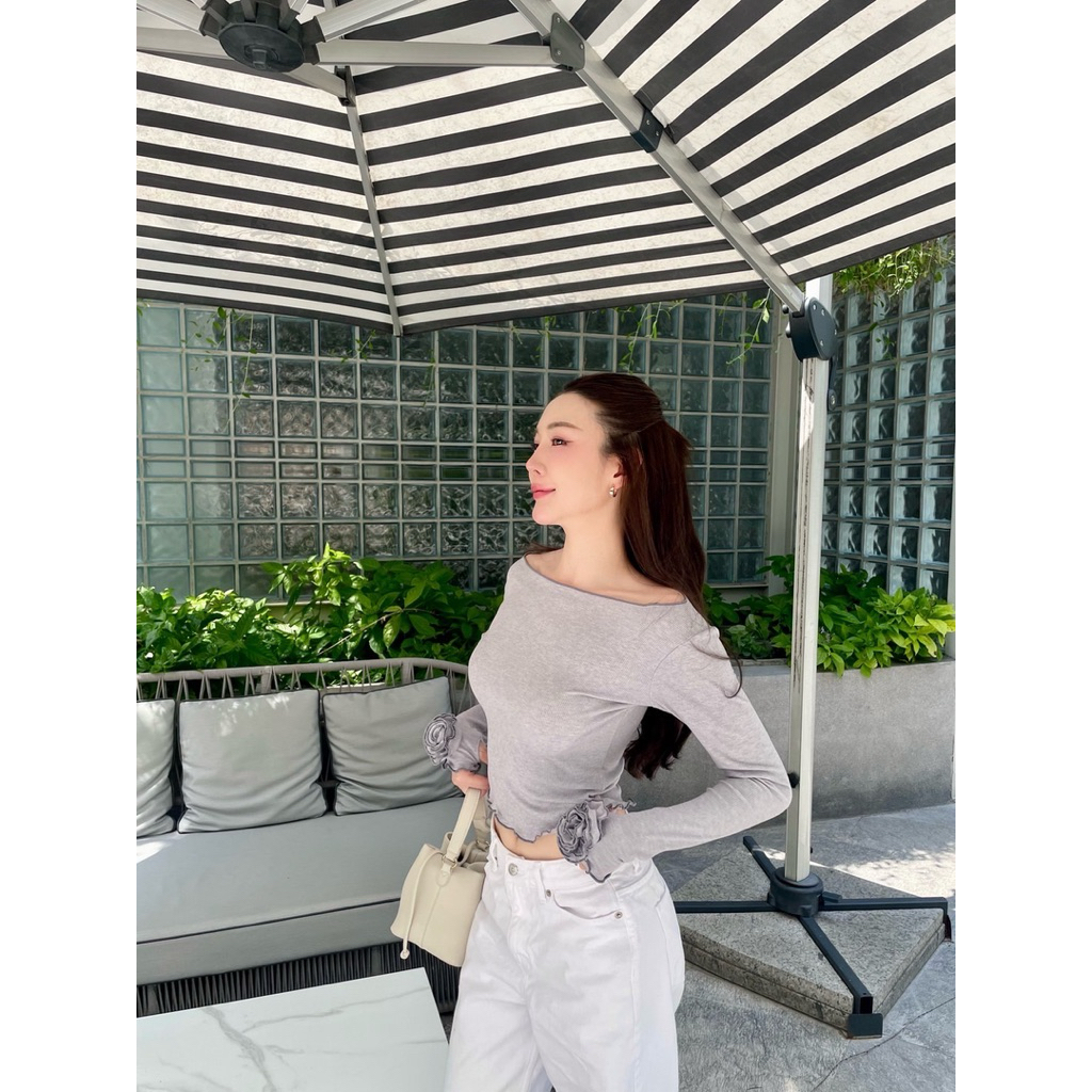 ภาพเพิ่มเติมของ NO.609 Camellia Top เสื้อยืดผ้าร่องแขนยาวแต่งดอกคาลิเลีย