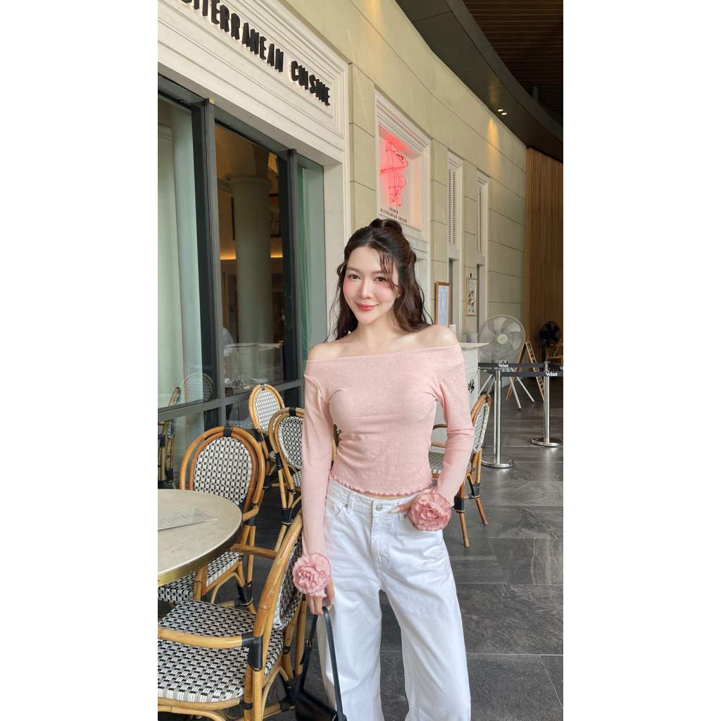 ภาพเพิ่มเติมของ NO.609 Camellia Top เสื้อยืดผ้าร่องแขนยาวแต่งดอกคาลิเลีย