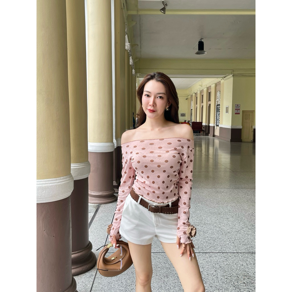 ภาพเพิ่มเติมของ NO.650 Biscotti Top เสื้อยืดแขนยาวลายจุดแต่งดอกคามิเลีย