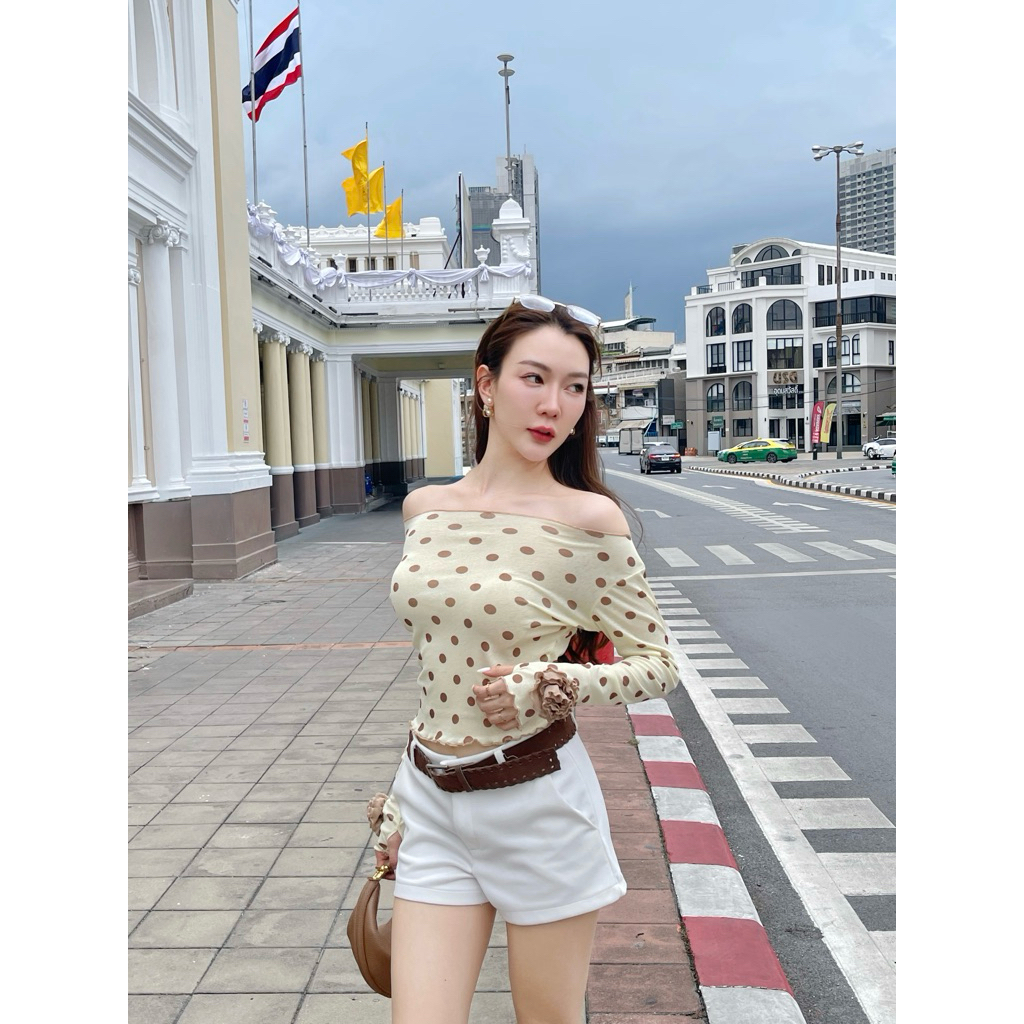 ภาพเพิ่มเติมของ NO.650 Biscotti Top เสื้อยืดแขนยาวลายจุดแต่งดอกคามิเลีย