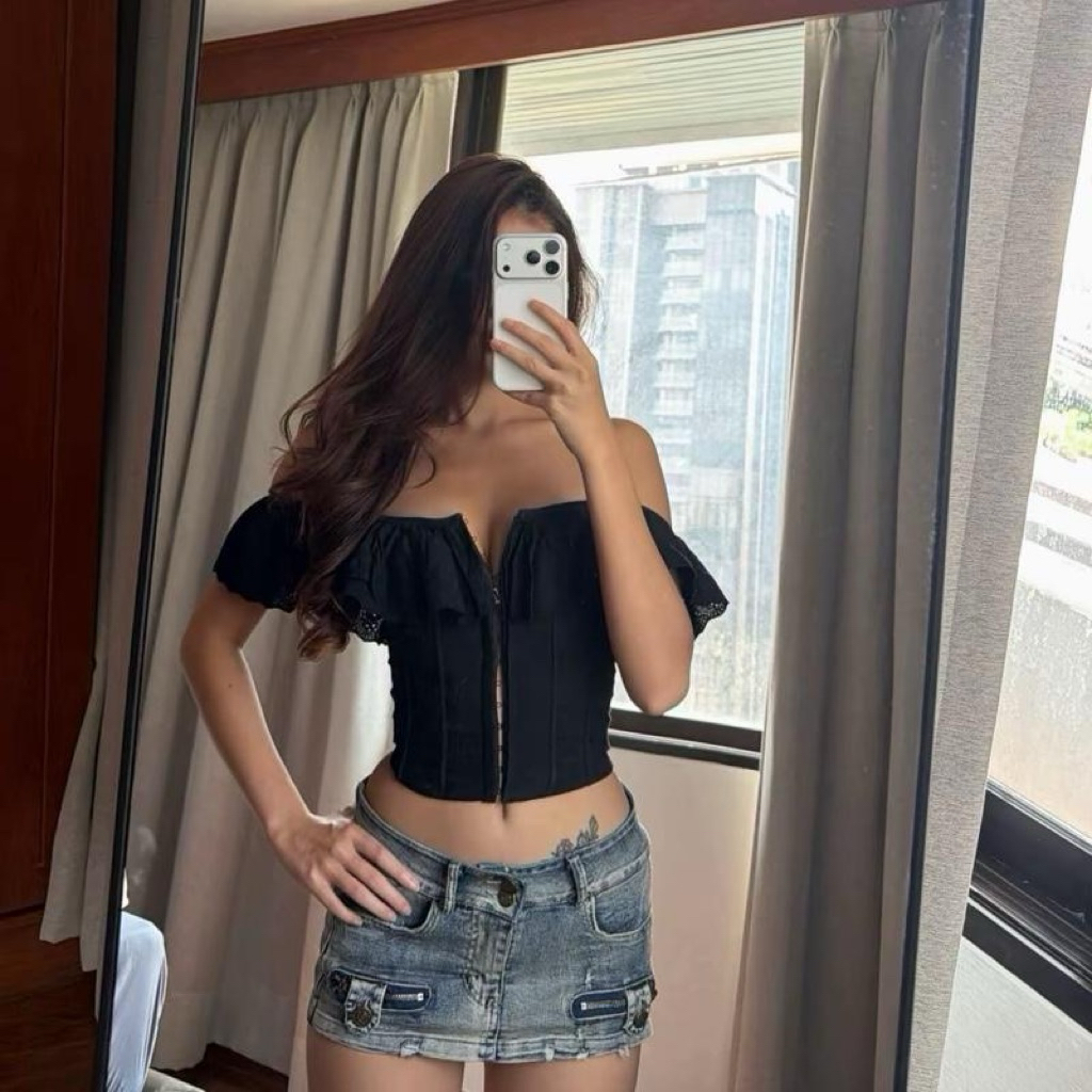 ภาพเพิ่มเติมของ แบรนด์Valérie Off-Shoulder ชุดคลอเซ็ตขาวสไตล์ลูกไม้ ดีไซน์คอออกไหล่ พร้อมรายละเอียดกระโปรงฟรัฟฟี่น่ารัก