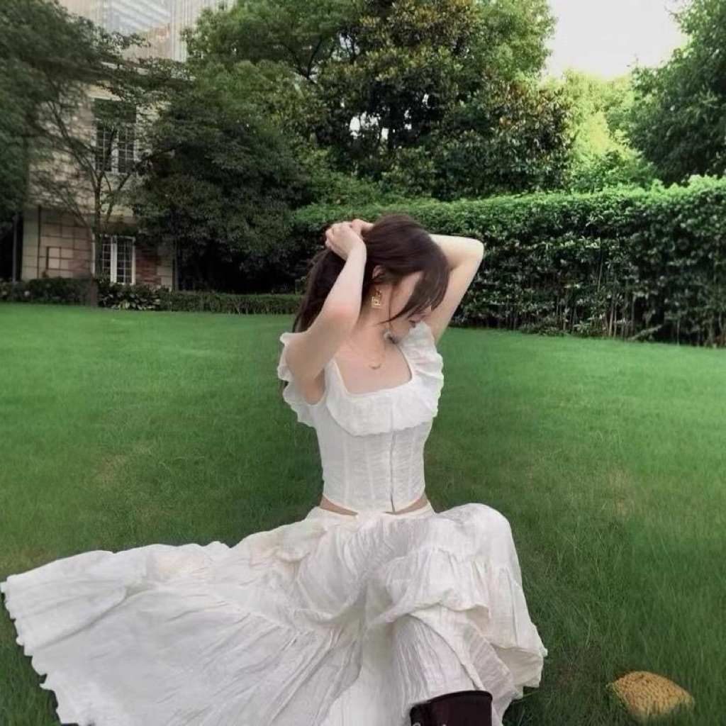 ภาพเพิ่มเติมของ แบรนด์Valérie Off-Shoulder ชุดคลอเซ็ตขาวสไตล์ลูกไม้ ดีไซน์คอออกไหล่ พร้อมรายละเอียดกระโปรงฟรัฟฟี่น่ารัก