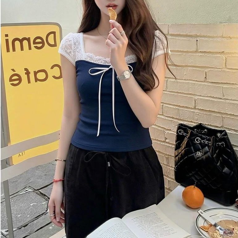 ภาพเพิ่มเติมของ iPinkพร้อมส่ง🍦🫐เสื้อครอปแต่งลูกไม้ ดีไซน์โบว์เก๋ๆ เสื้อยืดแขนสั้นผู้หญิง คอสี่เหลี่ยม ทรงสวย สไตล์ฝรั่งเศส